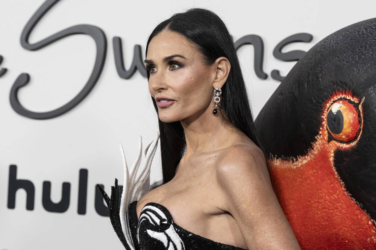 Demi Moore’s Journey Through Plastic Surgery: From Breast Augmentation to Botox