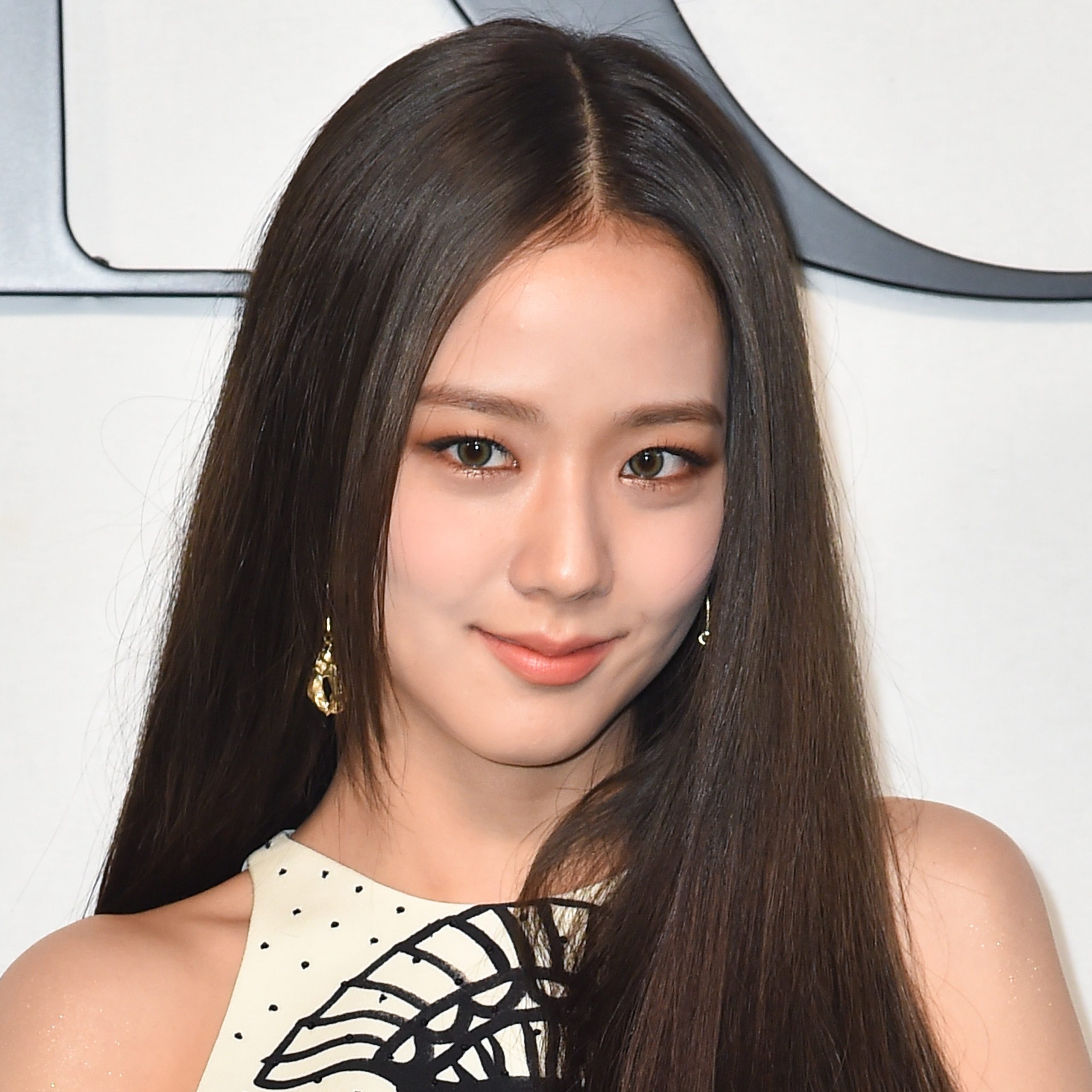 Jisoo’s Radiant Charm: Rhinoplasty and Eyelid Surgery Speculations Explored